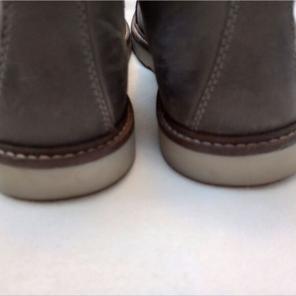 Clarks Grandin Top Chukka Boot in Gray Nubuck, size 8 main image 5